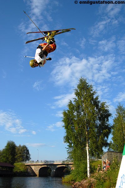 En dubbel backflip i vatten hoppet i rättvik. Photo: Emil Gustafson. Rider: Jon Häggberg.