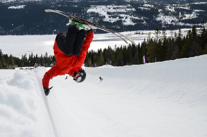 Handplant i Åres pipe. Photo: Mattias Larsson. Rider: Andreas Ojamäe.