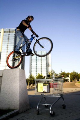 En ca 3 dm kurvad mur som ansatts, för att sedan . Photo: Filip Andersson. Rider: Joakim Tremmel.