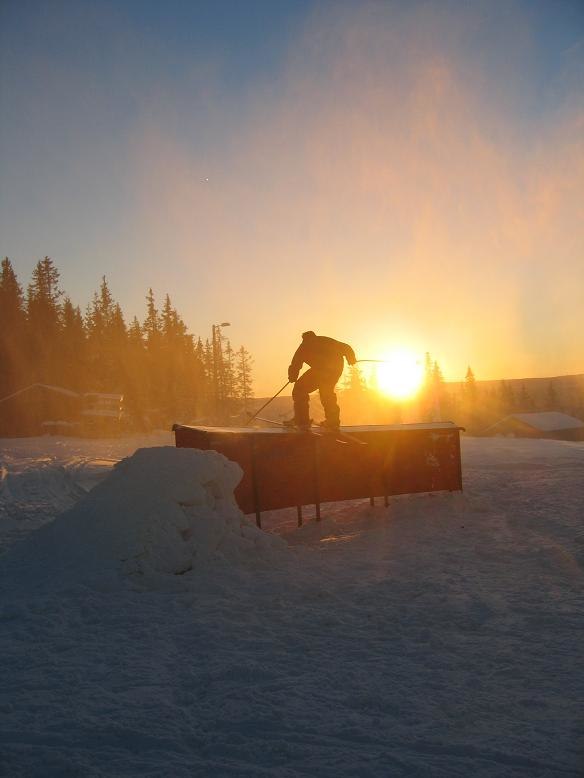Morsom raileøkt i solnedgangen! . Photo: Magnar Antonsen. Rider: Hans Kristian Valset.