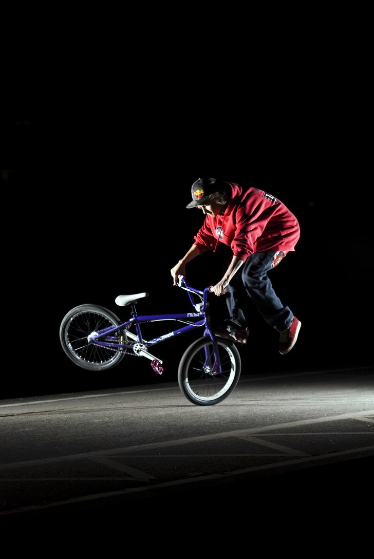 Fotjam tailwhip ute i mörkret :). Photo: Magnus karlsson. Rider: Emil Jonsson.