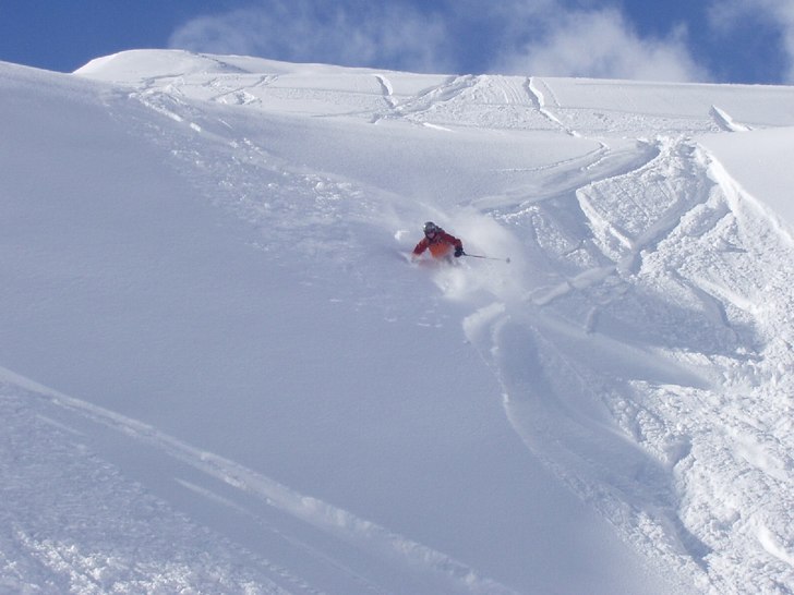 Liftnära offpist ett par dagar efter ett rejält . Photo: Martin Dillman. Rider: Ellinor B.