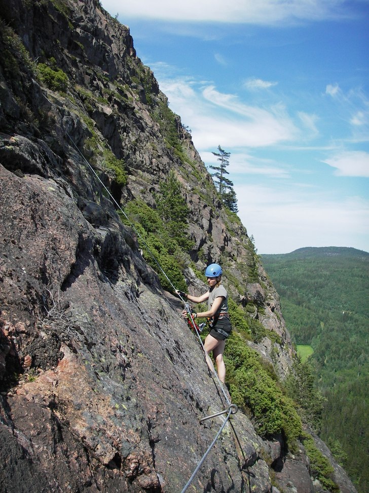 Via ferrata på Skuleberget. Photo: Ronnie Magnusson. Rider: Chatarina Larson.