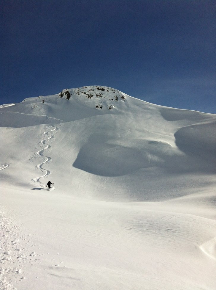 Orörd snö på baksidan av Les Hauts Forts. Photo: Mathias Andersson. Rider: Michael Andersson.