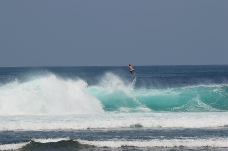 okänd surfare i Uluwatu.