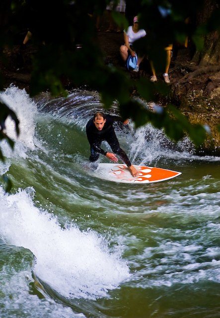 Standing wave in the city centre of Munich. Photo: David Grahn. Rider: unknown.