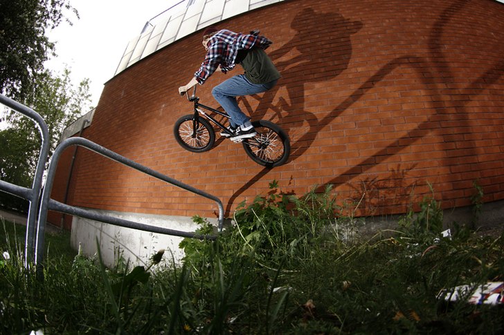 wallride över räcket. ganska långt att hoppa. Photo: Pontus Jonsson. Rider: Coffe.