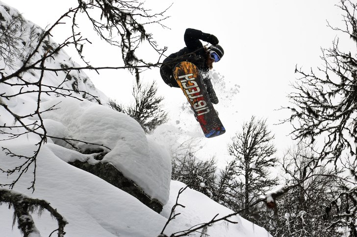 Esbjörn Berg flyger fram i skogen nedanför kamme. Photo: Ida Holmer.