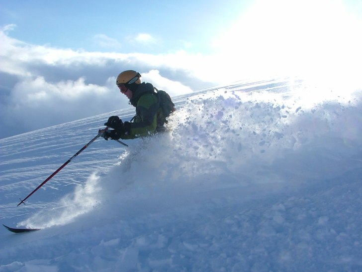 Svågern njuter av grymt fint puder på Nordals.(T. Photo: Patric G Renström. Rider: Niklas Renström.