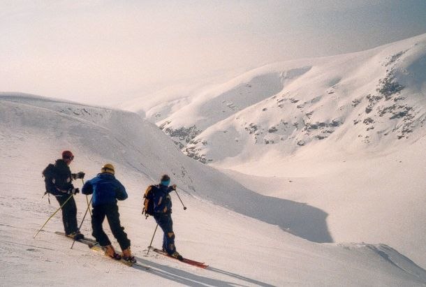 Heliskiing i Hemavan.... Photo: pappa. Rider: Oskar Hjärpe / Johan Hjärpe / Guide.