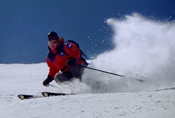 Bild från en suverän vårskidåkning på Peak 7 . Photo: Jonas Emilsson. Rider: Rickard Nordlund.