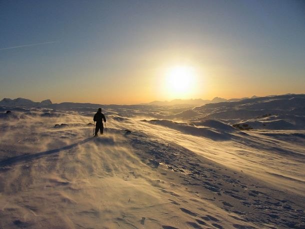 en sölig men blåsig dag med drivsnö på gränse. Photo: Ivan. Rider: Lars-Åke.
