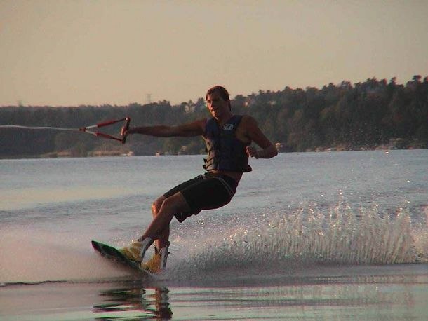 Jag är ute och cruisar med wakeboard, fett soft. . Photo: Björn Hagberg. Rider: Mikael Hagberg.