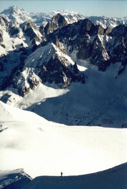 Okänd snowboardåkare på Aguille du midi, Chamon. Photo: David Furendal. Rider: okänd.