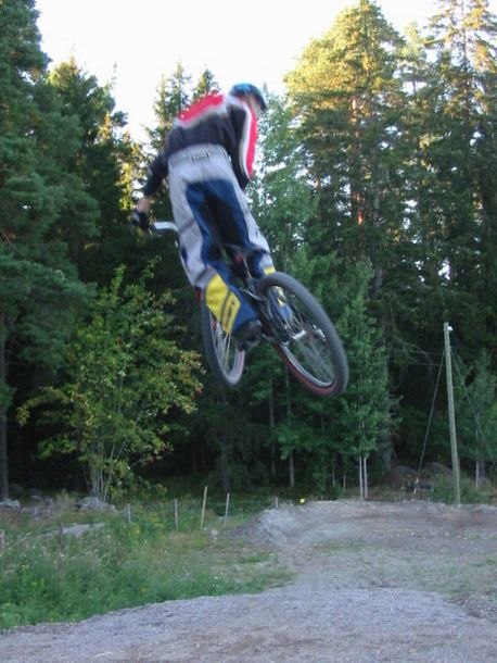 Lill-Sven provar nya platåhoppet.. Photo: ?. Rider: Sven W.