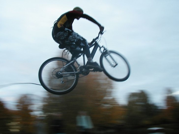 Jag provar att flyga med en cykel. =). Photo: Andreas Östlund. Rider: Viktor Mattsson.