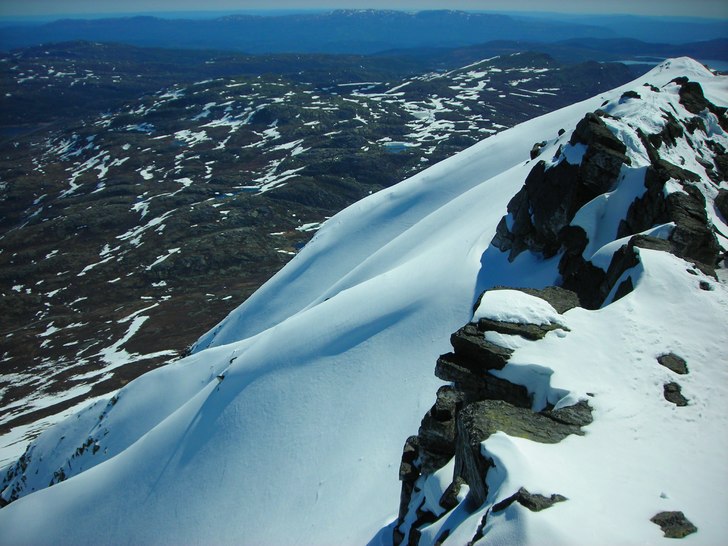 Fina ryggar och rännor på Gaustatoppen 1883 möh. Photo: Simon Börjars.
