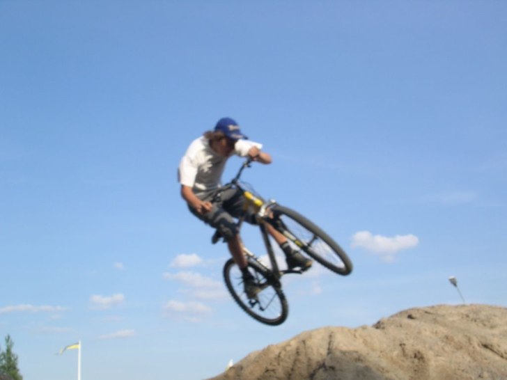 på väg att landa i en liten uppförsr trappa. Photo: Daniel Landell. Rider: Robin andersson.