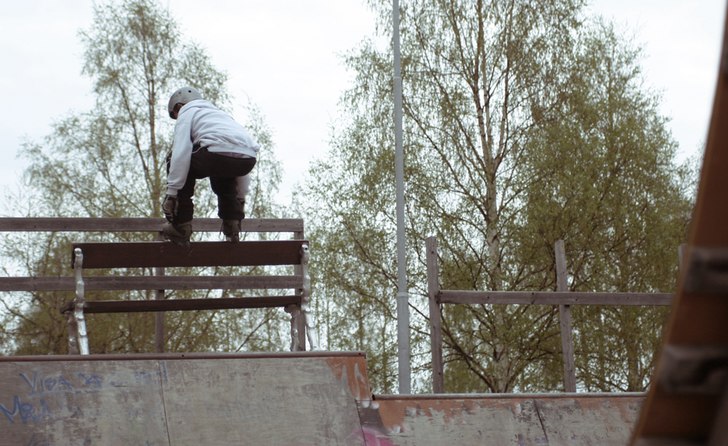 lipp på en liten bänk . Photo: Filip Burman. Rider: Jesper Nyström.