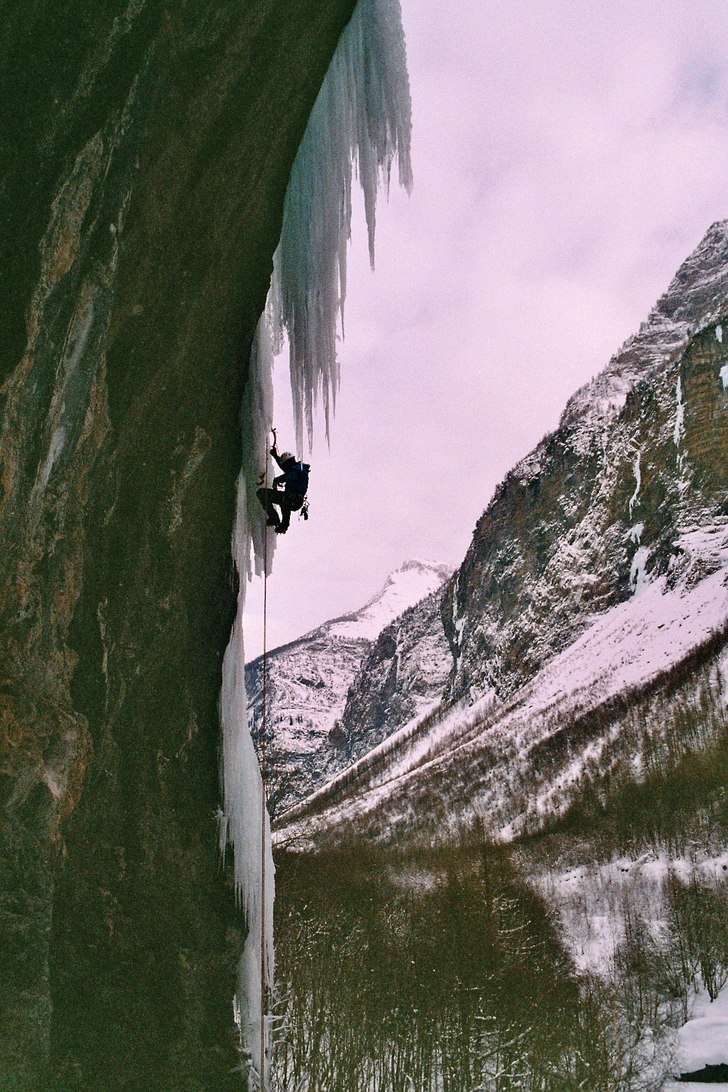Olle springer upp.... Photo: Jonas Tufvesson. Rider: Torbjörn Ohlen.