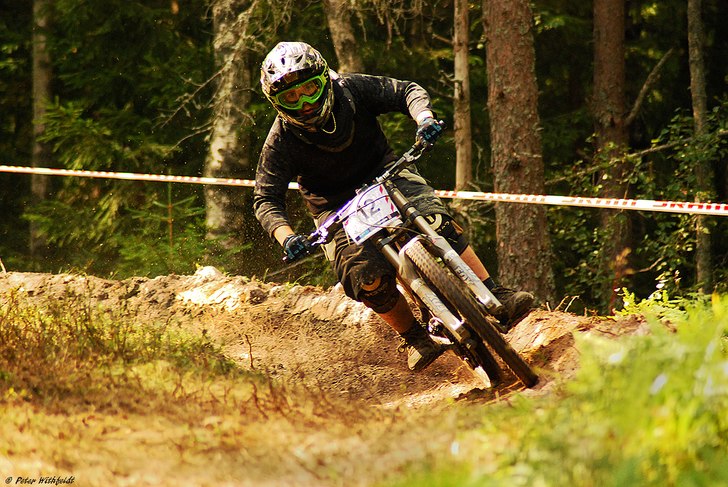 Tagen under Svenska Downhill Cupen i Sunne. Photo: Peter Withfeldt. Rider: Anders Sahlén.