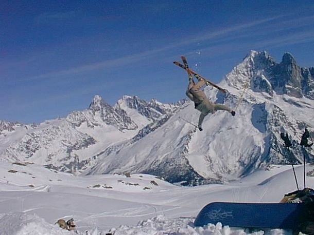 Skotrade upp ett hopp i 'La Flecer' och . Photo: Olle Pelo. Rider: Fredrik Eklund.