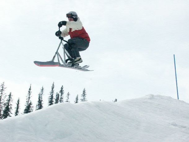 Luftfärd på en Snowscoot, 
som är en blandning. Photo: Johan Kjellberg. Rider: Rickard Magnusson.