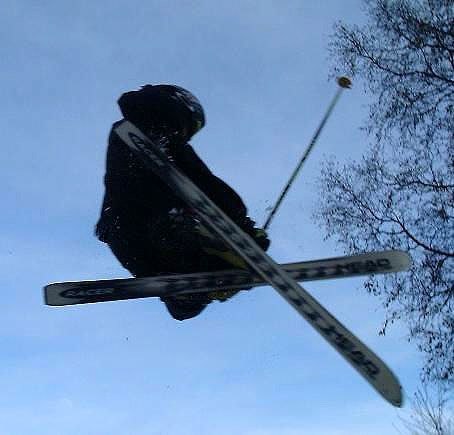 En Mute grab i ullån i ett hopp jag byggde.
Jag . Photo: Oscar Harlaut. Rider: Henrik Harlaut.