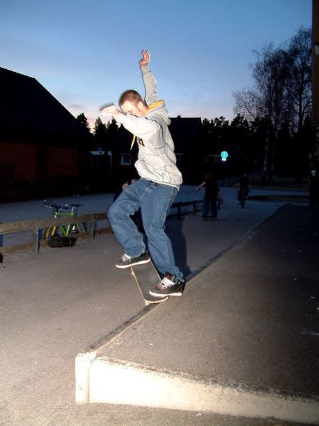 Vi var ute och tog årets första skate bilder.. Photo: Nicklas Karlsson. Rider: Martin.
