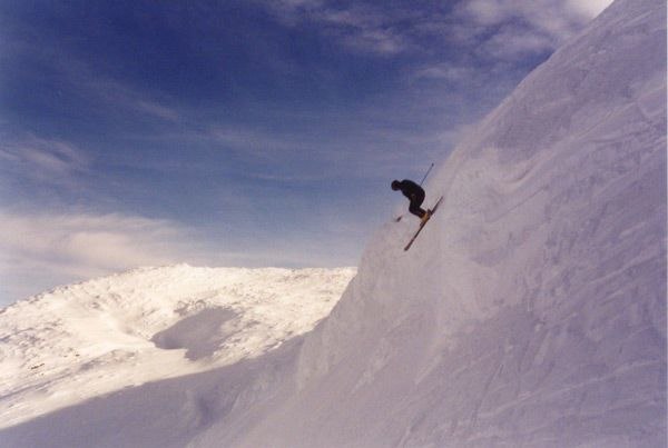 Ett nice drop me fina omgivningar i Åre.. Photo: Patrik Durfors. Rider: Göran Norling.