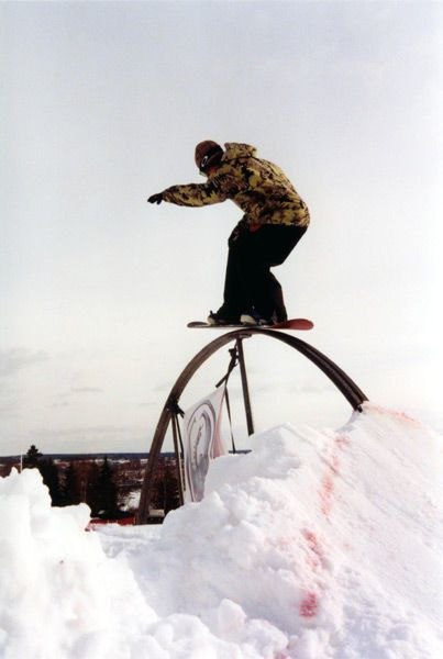En smooth 50-50 över rainbowen på Burton Family . Photo: Patrik Durfors. Rider: Ola Ekström.