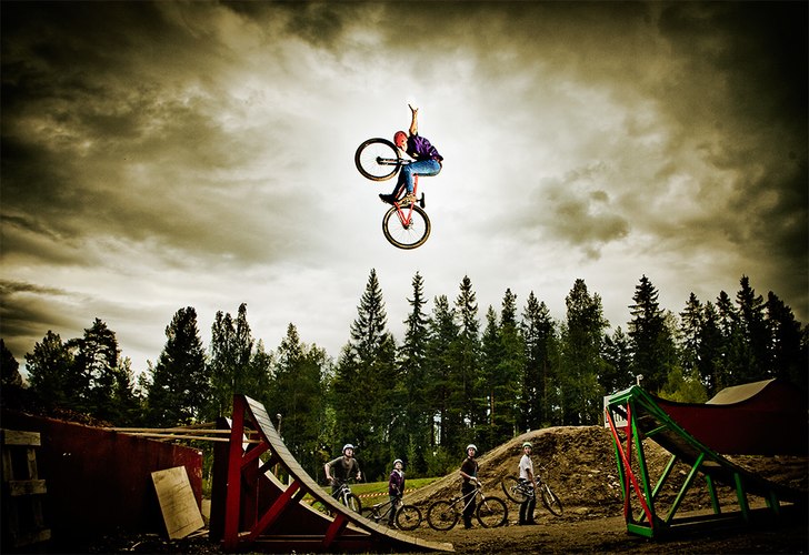 Lite långhoppning efter Slope Fest 2010. Photo: Thomas Lundman. Rider: Simon Johansson.