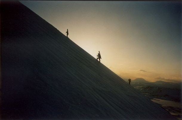 Snöskobeklädda siluetter på med sikte på Vassi. Photo: Hannes Mannerheim. Rider: Tomas Tengnér, Maja Löfstedt m.fl..