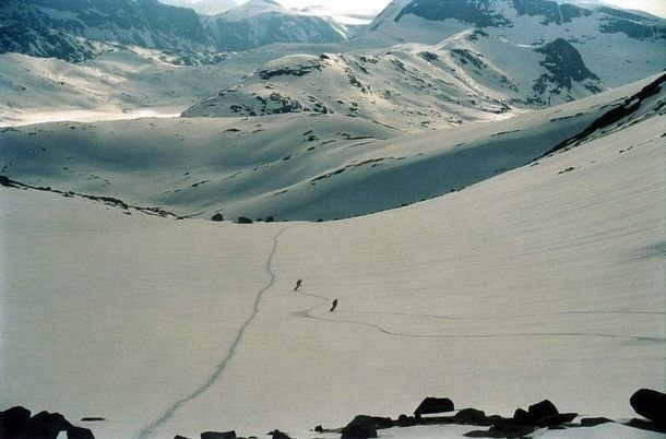Kruzing på ett kvällsbelyst Storsteinsfjell, vil. Photo: Hannes Mannerheim. Rider: Maja Löfstedt & Tomas Tengnér.