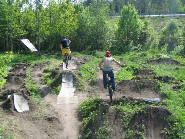 Andersbergsdirten, byggd av Gefle BMX klubb, ligge. Photo: Jonas Fumling. Rider: Dippis & Murén.