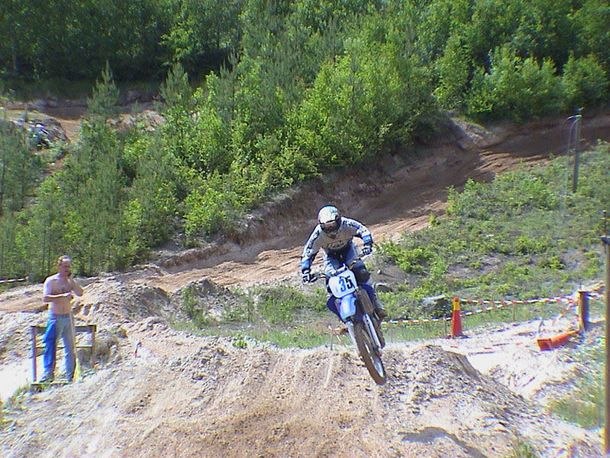 Tävling o vad ska man säga, flaggvakten har ju f. Photo: Svempa Wilhelmsson. Rider: Stefan Andersson.