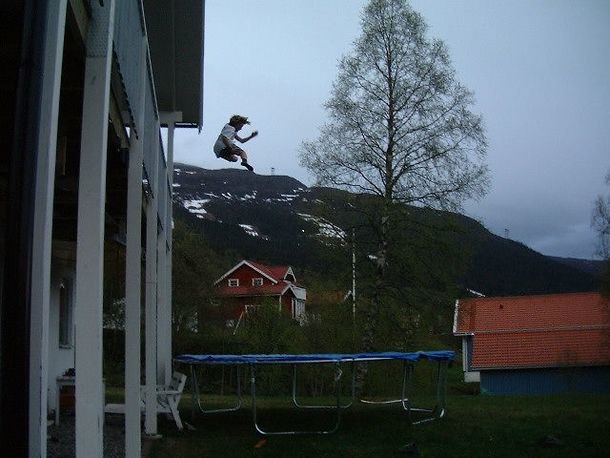 Jag klätrade upp på balkängen och hoppade ner p. Photo: Oscar Harlaut. Rider: Henrik Harlaut.