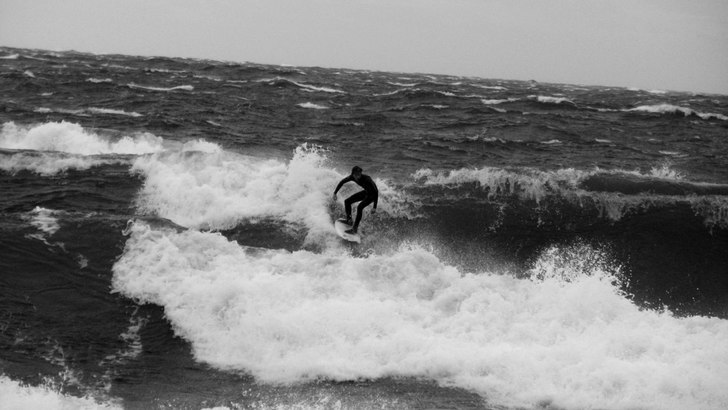 stor och stökig söndag på stenstrand. fick två. Photo: Henrik Orgna. Rider: Jacob Wester.
