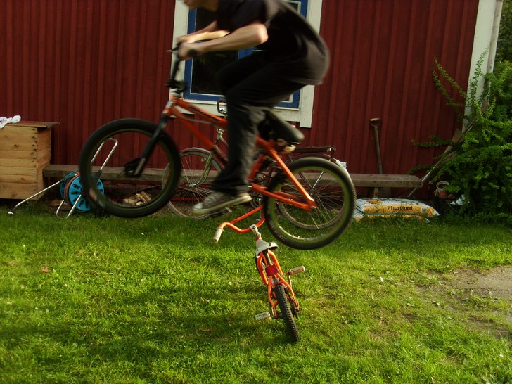 bunny hop över lite cykel.. Photo: erika rydén. Rider: Markus rydén.