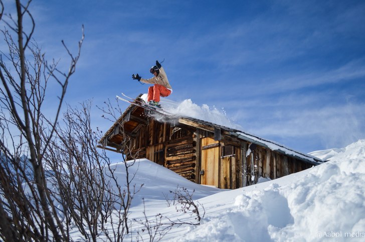 @Mandushjelm hoppar på ett tak i Zürs. Photo: Christoffer Aabol. Rider: Mandus Hjelm.