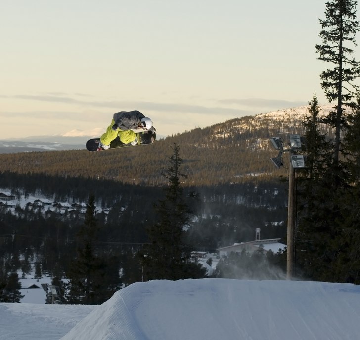 Sunset. Kool dude som går på snowboardgymnasium . Photo: Simon Berggren. Rider: Johan Jernberg.