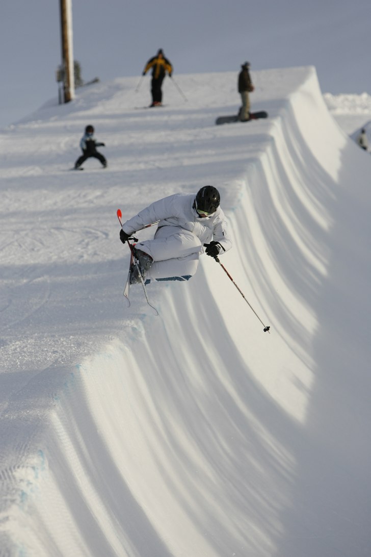 Lite små jobbigt med små kids överallt. Photo: Jonas Svensson. Rider: Filip Dausch.