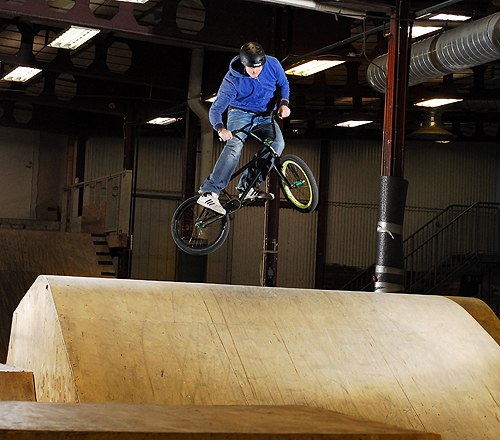 Fredrik har precis köpt en bmx och tänkte börja. Photo: Niklas Sundin. Rider: Fredrik Eliasson.