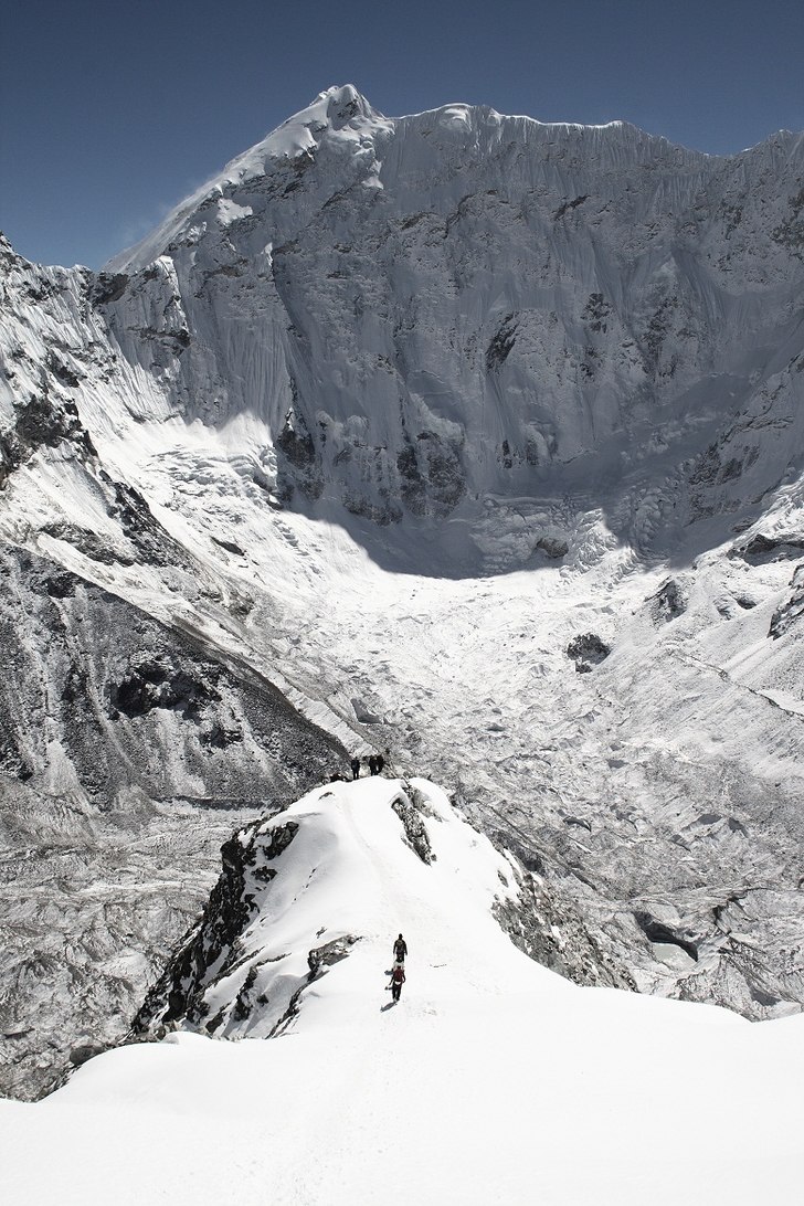 På väg ner från Island Peak i Khumbu-dalen i Ne. Photo: Johan Bäckström. Rider: Catherine Watson.