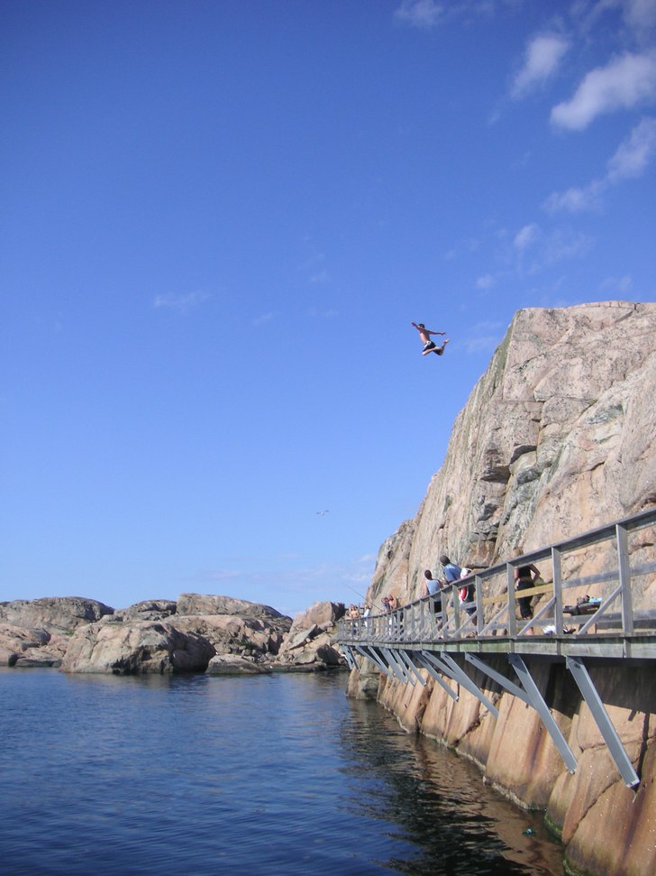 klipphopp i smögen över gångbron. Photo: andreas phil. Rider: peter broberg.