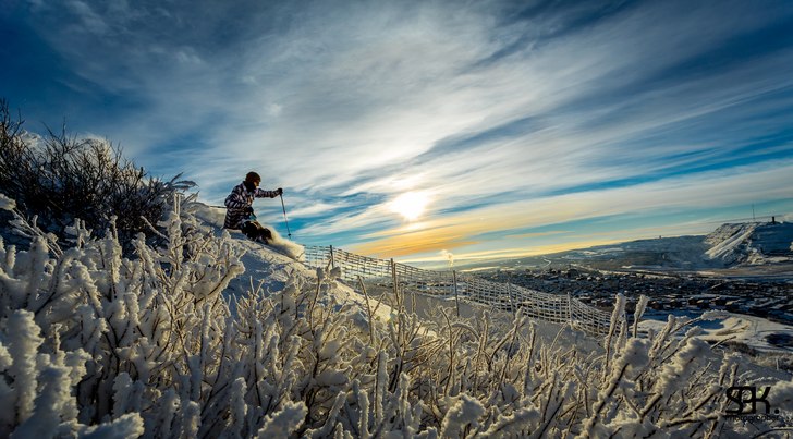 Från slutet av oktober, vid första stora snöfal. Photo: Hjalmar Andersson. Rider: Sebastian Karlsson.