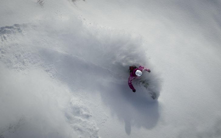 Pow from abow. Photo: Max Ahlberg. Rider: Max Wahlqvist.