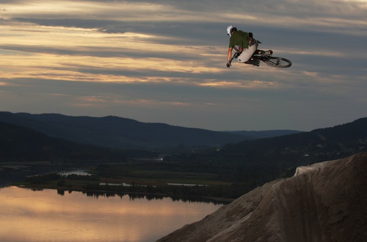 Steve Romanuik fläskar på och kör stort och sti. Photo: Mattias Fredriksson. Rider: Steve Romaniuk.
