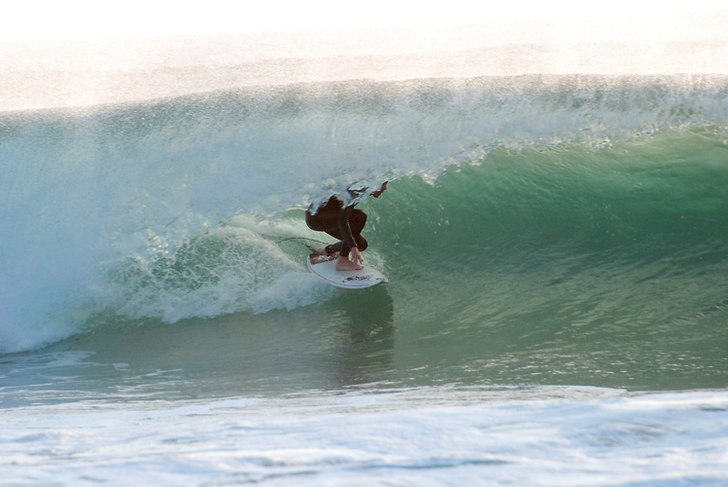 Perfekta förhållanden i Portugal. En tub jag int. Photo: Jonathan Johansson. Rider: Jakob Andersson.
