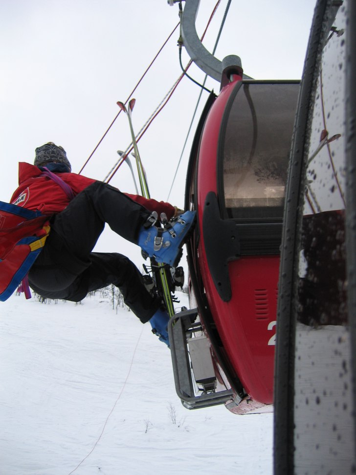 Väntar på räddning. Photo: Albert Johannesson. Rider: Ski Patrulje.